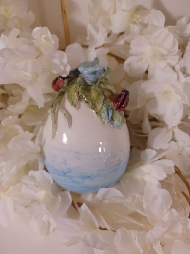 Decorazione uovo pasquale in ceramica