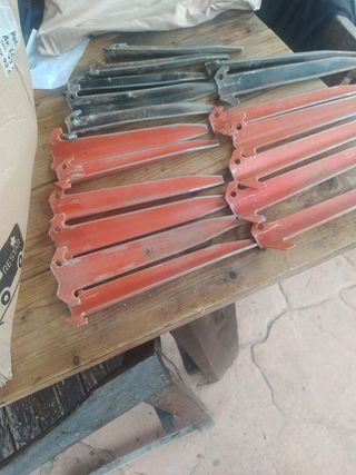 Clavos para fijar cosas al suelo