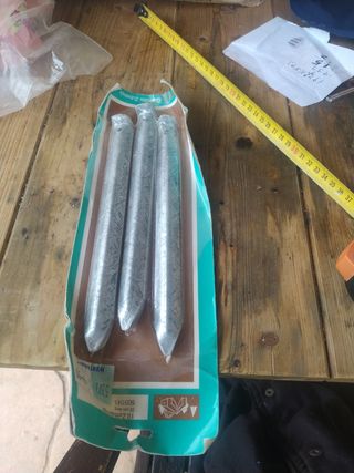 Clavos para fijar cosas al suelo