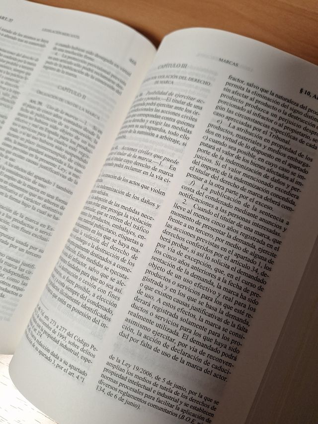 Codigo de Comercio y legislacion mercantil / Commercial Code and commercial law (Spanish Edition)