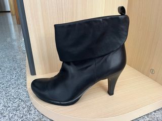 Botines negros de Hispanitas