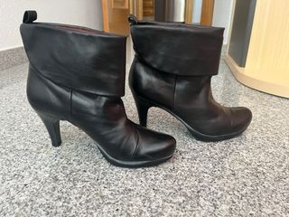 Botines negros de Hispanitas