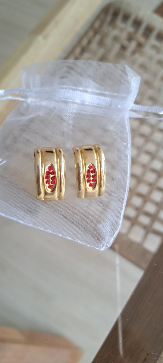Pendientes dorados circonitas rojas