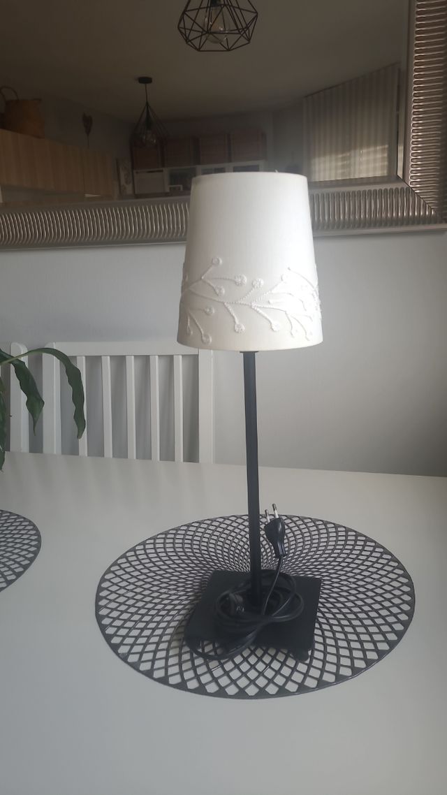 Lámpara negra sobremesa