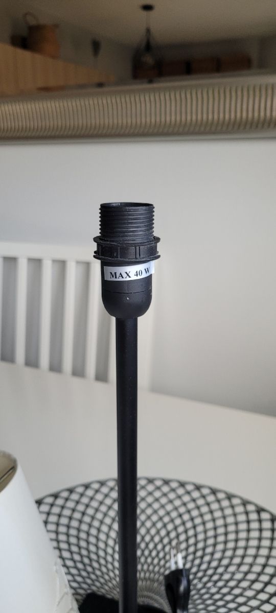 Lámpara negra sobremesa