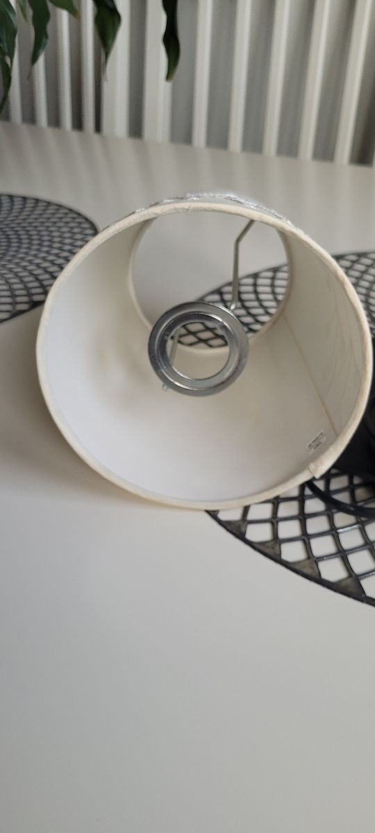 Lámpara negra sobremesa