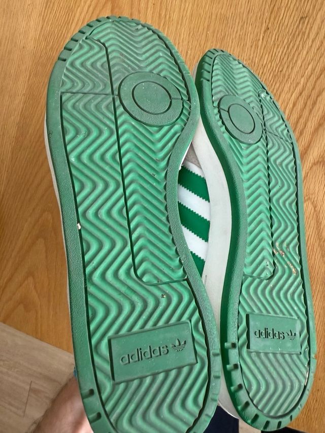 Adidas blancas y verdes casual