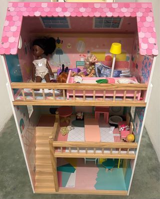 Casita de muñecas con complementos