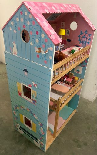 Casita de muñecas con complementos