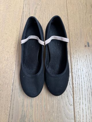 Zapatos de baile negros con tacón.