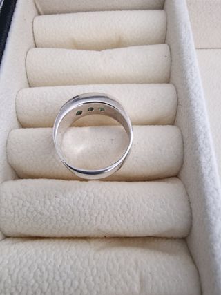 ANILLO EN PALADIO Y ESMERLDADA