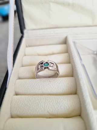 ANILLO EN PALADIO Y ESMERLDADA
