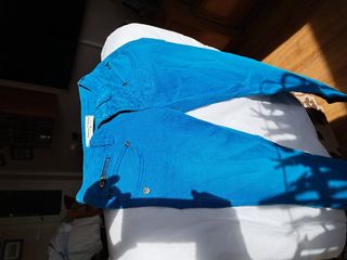 Pantalón pitillo color turquesa