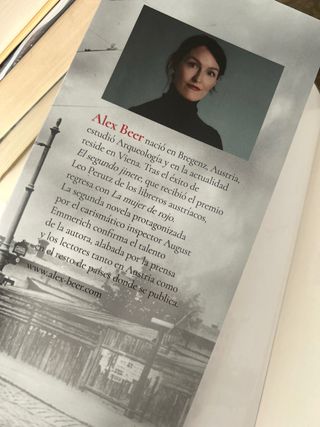 La mujer de rojo