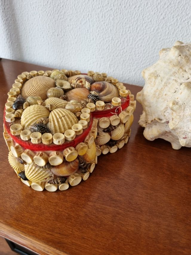 Caja corazón de conchas