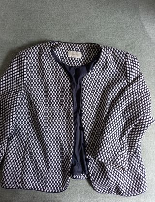 Chaqueta blanca y azul marino de Antea