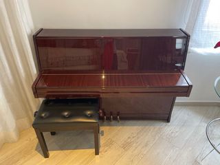 Piano de pared PETROF con sillon