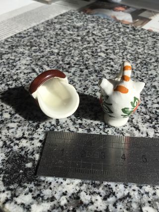 Miniatura. Botijo y cesta cerámica.