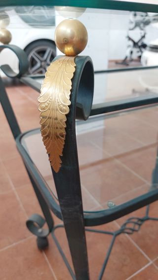 Mesa de cristal auxiliar.