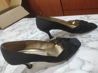 Sandalias negras tacón medio. 38