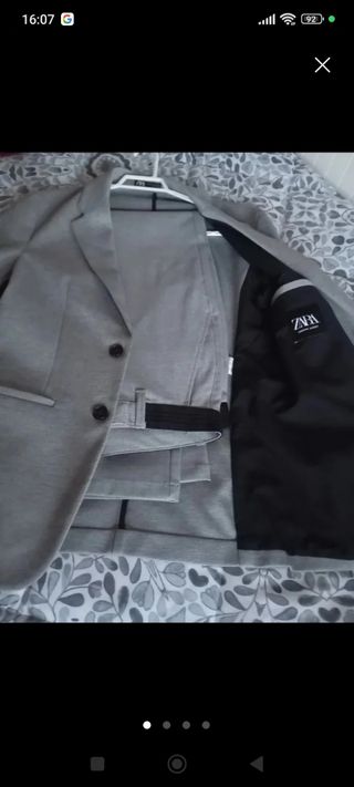 Elegante traje gris , moderno y actual