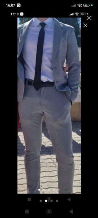Elegante traje gris , moderno y actual