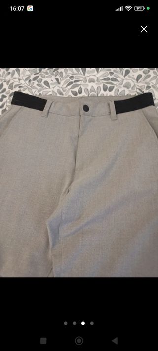Elegante traje gris , moderno y actual