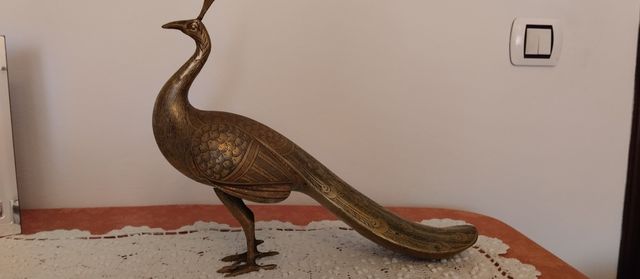 Pavone in ottone decorato