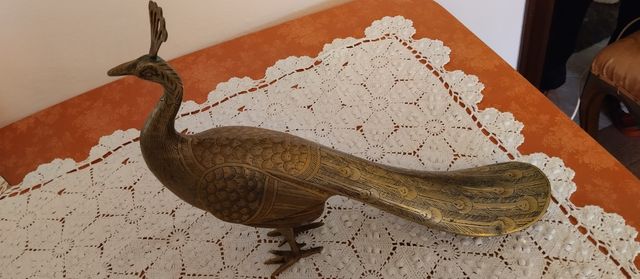 Pavone in ottone decorato