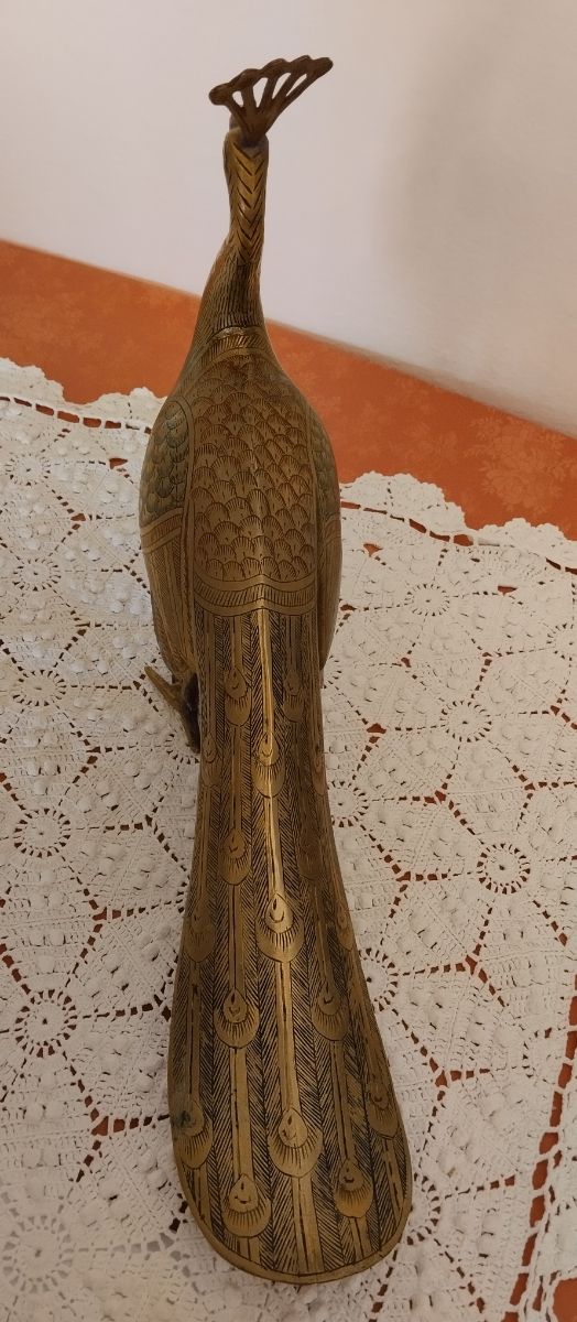 Pavone in ottone decorato