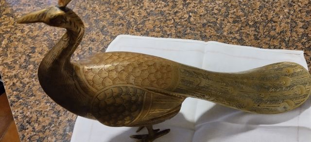 Pavone in ottone decorato