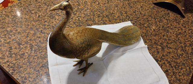 Pavone in ottone decorato