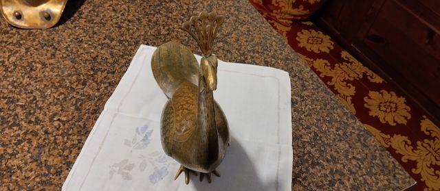 Pavone in ottone decorato