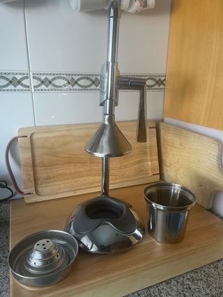 Exprimidor y procesador manual de frutas.