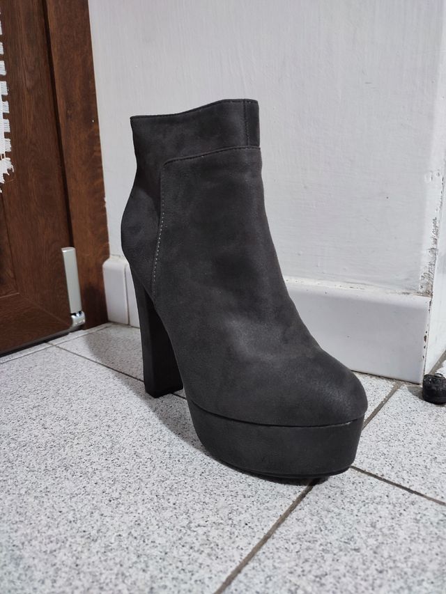 Stivaletti con tacco alto