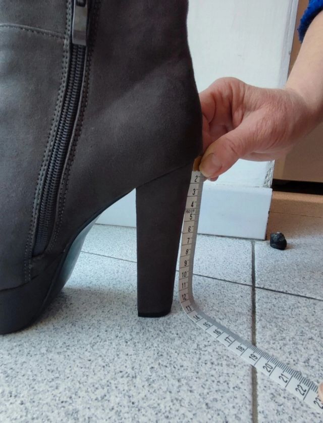 Stivaletti con tacco alto