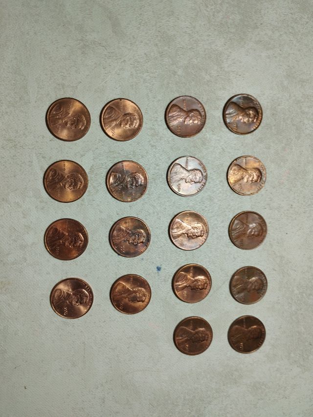 18 monedas de 1 centavo USA.