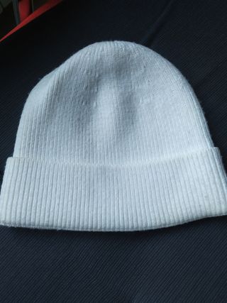 Cappello bianco con fiore