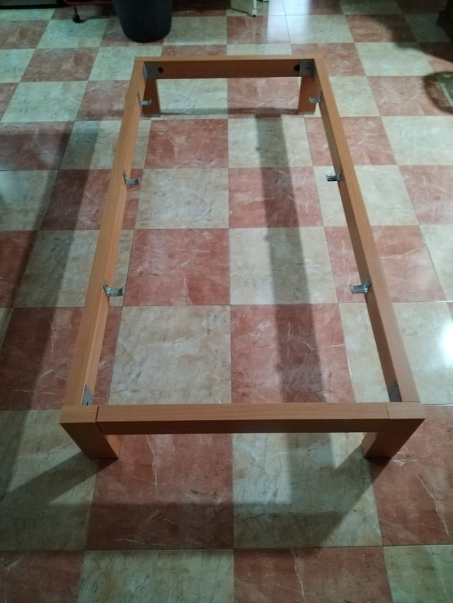 Soporte de colchón de madera.