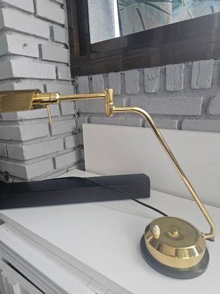 Lámpara de escritorio dorada