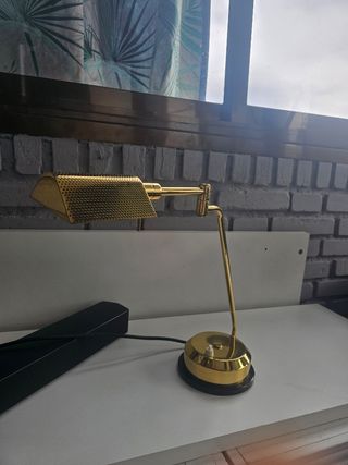 Lámpara de escritorio dorada