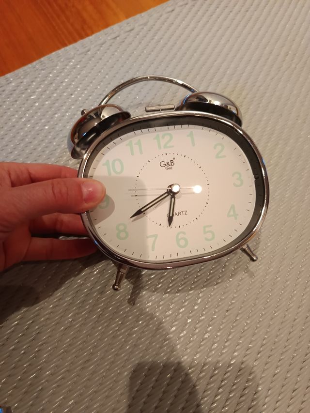 Reloj despertador estilo clásico