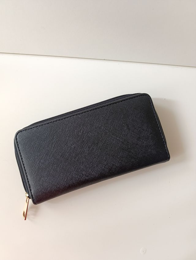 Cartera imitación a piel negra