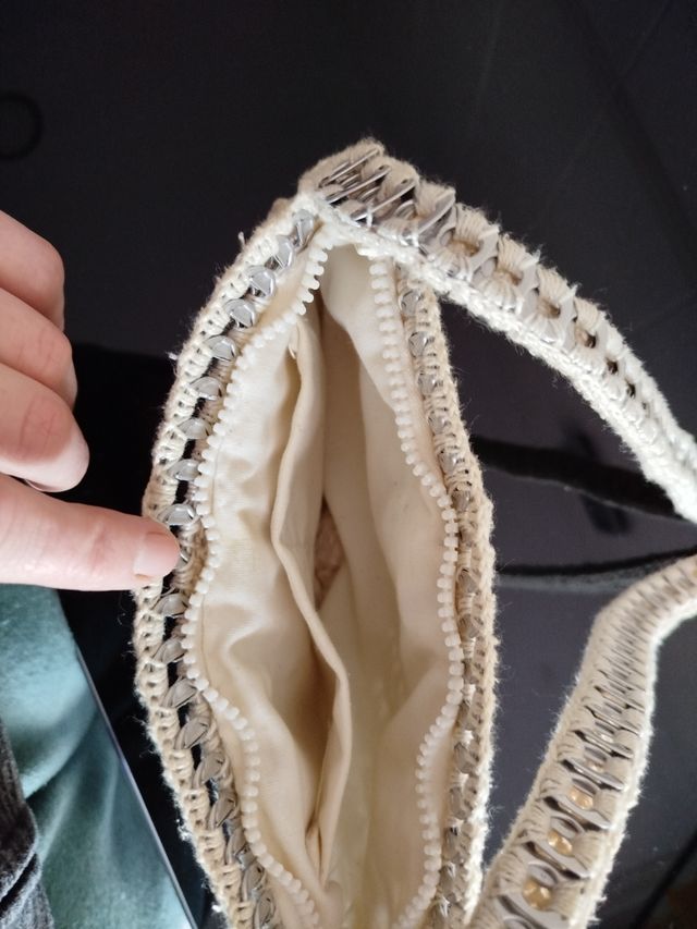 Borsa originale all'uncinetto con distintivi