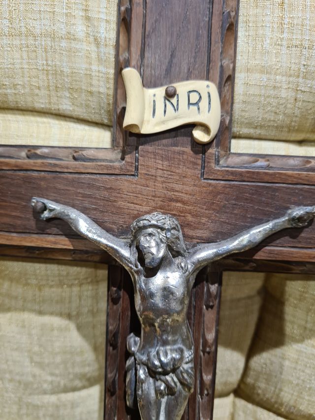 Antiguo crucifijo madera y metal.