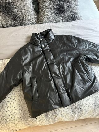 Cazadora acolchada efecto piel de hombre de Zara