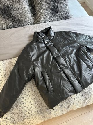Cazadora acolchada efecto piel de hombre de Zara