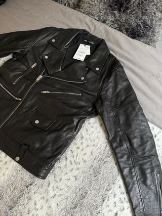 Cazadora biker de piel de Zara