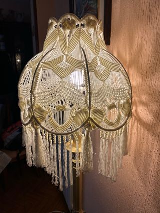 Lámpara de pie de macramé