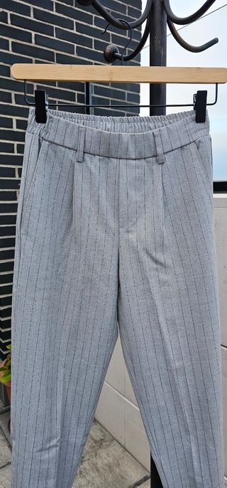 Pantalón pinzas Bershka rayas gris